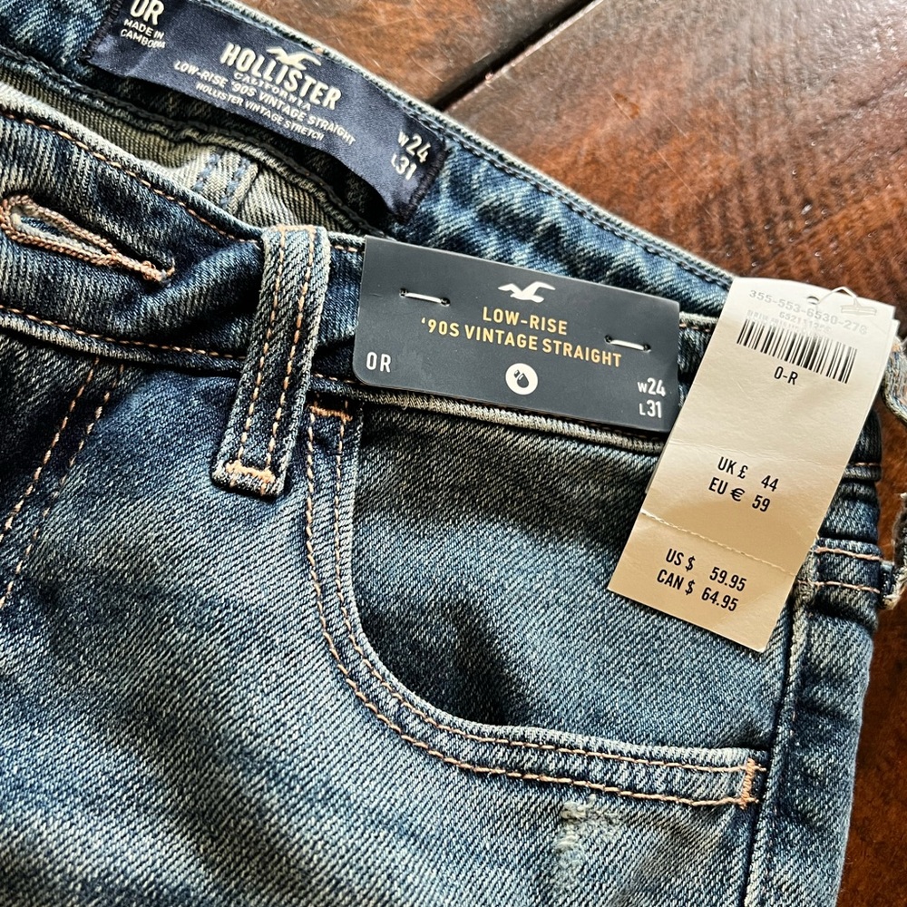 BNWT Hollister Women’s 90’s Distressed Straight Jean